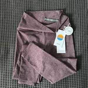 Vuori Elevation Legging :: Small :: Smoked plum Heather NWT